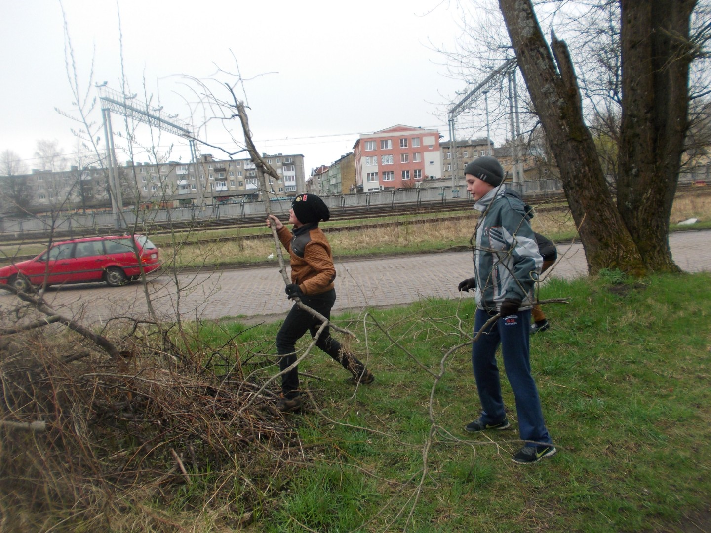 Чтобы город стал чище. Школьники присоединились к городскому субботнику