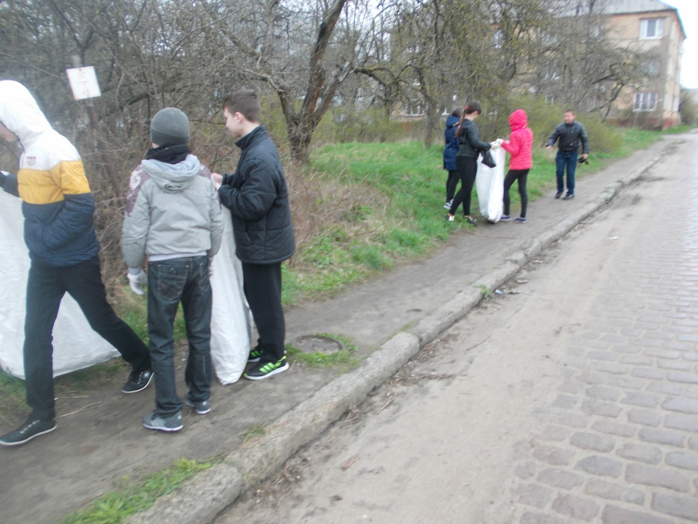 Чтобы город стал чище. Школьники присоединились к городскому субботнику