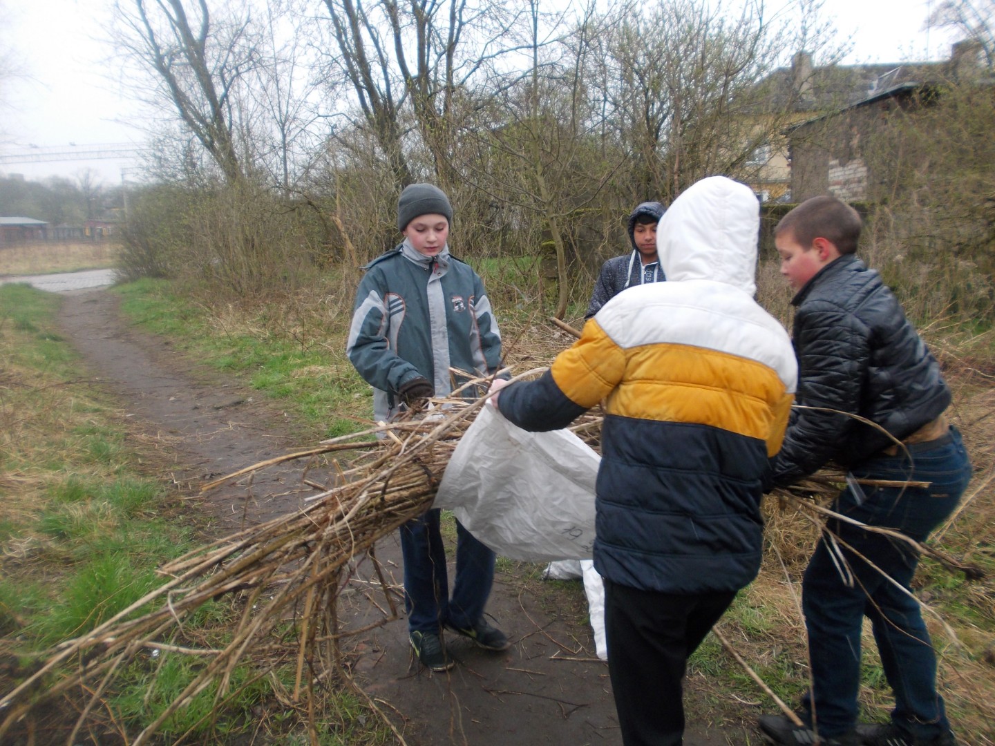 Чтобы город стал чище. Школьники присоединились к городскому субботнику