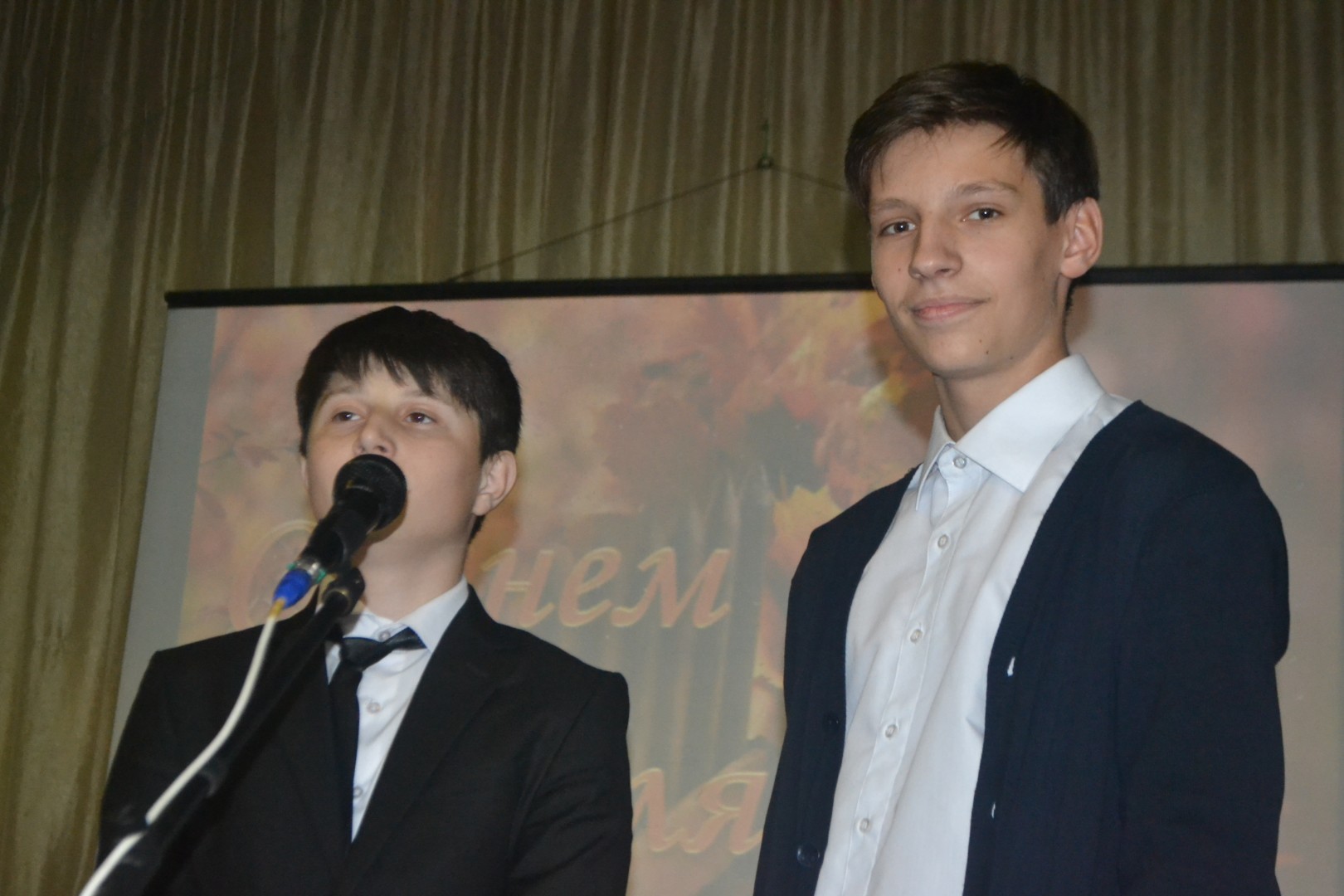 Ученики поздравили своих любимых учителей